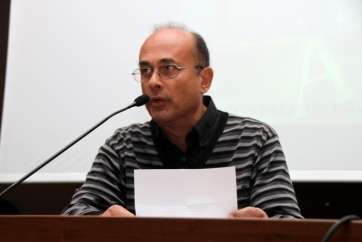 El poeta teldense Julio Pérez recitó en el acto (Foto Jesús Ruiz Mesa)