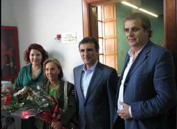 Pino Monzón con concejales socialistas cuando se le puso el nombre a la sala, en 2009 (Foto TA)