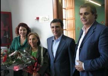 Pino Monzón, acompañada por las autoridades municipales el día de la inauguración de la sala que lleva su nombre (Foto Tito Pulido)