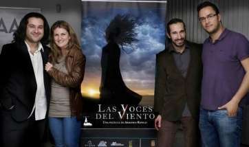 Armando Ravelo con parte del elenco de la película (TA)