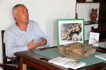 El profesor Espiño, en un acto de presentación de su libro (Foto TA)
