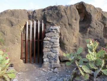 Estado actual del cerramiento de la cueva (Foto TA)