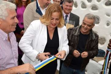 Mari Carmen Castellano, alcaldesa de Telde, en el momento de cortar la cinta inaugural (Foto Antonio Alí)