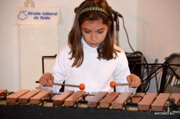 Actuación de una joven alumna (Foto Antonio Alí)