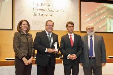 El vicepresidente Juan Domínguez, con el premio otorgado a la Fedac (Foto Acfi Press)