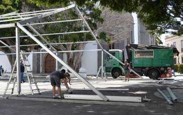 Montaje de la carpa (Foto TA)