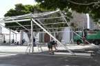 Montaje  de la carpa en la plaza de San Juan (Foto TA)