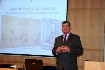 González Padrón durante su conferencia en la Sala Cultural del Corte Inglés (Foto Jesús Ruiz)