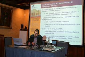 El profesor Javier Ponce durante su conferencia de este martes en Telde (Foto TA)