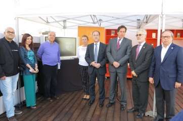 Autoridades insulares con familiares del poeta, en un momento del acto (Foto TA)