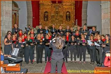 Momento de la actuación de las dos corales (Foto Ildefonso Rodríguez)