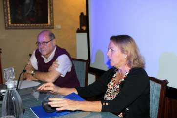 María Luisa Alonso Gens y Francisco Torres durante la conferencia (Foto Jesús Ruiz Mesa)