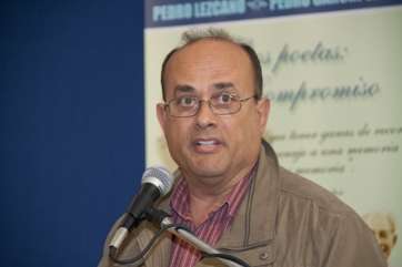 El poeta teldense Julio Pérez,en un acto (Foto Jesús Ruiz Mesa)