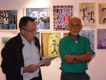 José Martín (d) junto al profesor universitario Antonio M. Suárez, en la presentación de la muestra el pasado viernes (Foto TA)