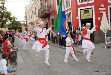 Momento del pasacalle anunciador del festival (Foto Isabel Quintana)