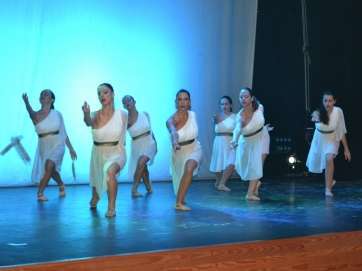 Alumnas de la Escuela Municipal de Danza de Telde interpretando una de sus coreografías (Foto TA)