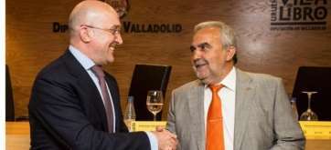 Jesús Julio Carnero entregando el premio a Ignacio Morán (Foto TA)