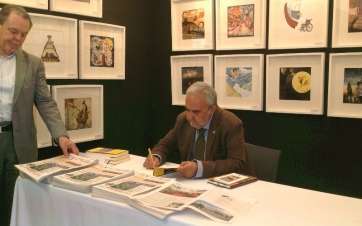 Ignacio Morán firma libros en la Feria de Valladolid (Foto TA)