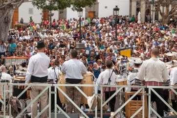 Gofiones y Sabandeños, esta mañana juntos sobre el escenario de San Juan (Foto TA)