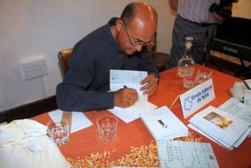 Julio Pérez Tejera durante la firma de ejemplares (Foto Jesús Ruiz Mesa)