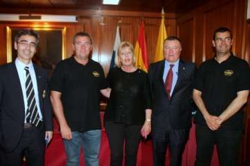 Momento del acto celebrado en la Real Sociedad de Amigos de Gran Canaria (Foto Jesús Ruiz Mesa)