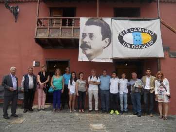 Miembros de la Asociación Secundaino Centenario, familiares y autoridades ante la nueva casa-museo (Foto TA)