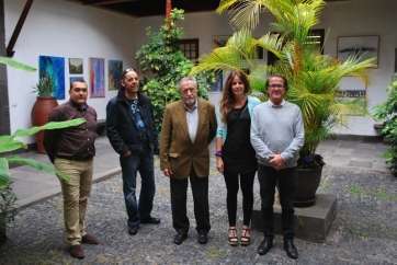 Víctor Sicilia, segundo por la izquierda, durante la inauguración de la muestra (Foto TA)