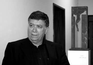 El escultor Máximo Riol, junto a una de sus esculturas (Foto Jesús Ruiz)