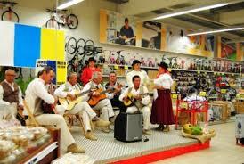 La parranda de la AV Roque Azucarero en una actuación anterior en Eroski (Foto TA)
