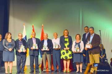 Los homenajeados posan junto a las autoridades municipales (Foto Antonio Alí)