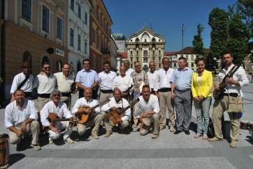 Los componentes de Atacayte, esta mañana en Liubliana junto al consejero Camón y a los presentadores de la televisión eslovena (Foto TA)