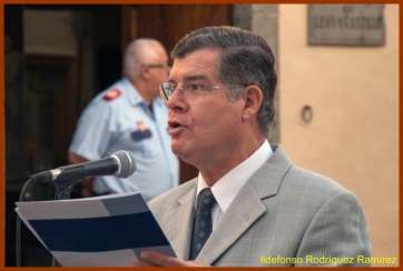 El cronista oficial de Telde, Antonio María González Padrón, guía del recorrido literario (Foto Ildefonso Rodríguez)