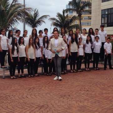 El coro infantil Soront con Roberto Herrera, presentador del programa (Foto TA)
