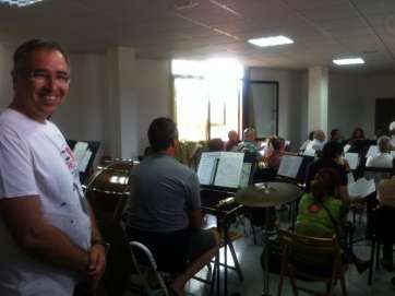 El concejal Daniel Martín durante la visita al ensayo de la Banda (Foto TA)