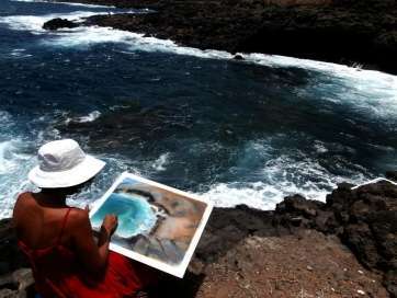 Una pintora recrea el mar en el litoral de Telde (Foto TA)