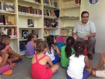 Una sesión de cuentacuentos Juan Antonio González, el pasado viernes (Foto TA)