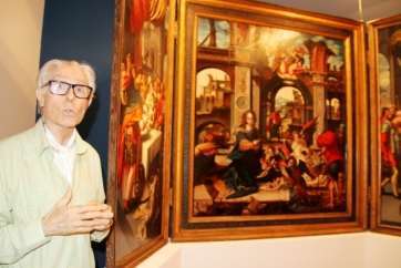 El artista Pepe Dámaso junto al tríptico de Agaete (Foto Jesús Ruiz Mesa)