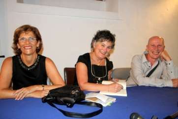 La autora Maribel Lacabe firma ejemplares después de la presentación (Foto Jesús Ruiz Mesa)