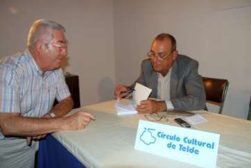 El autor del libro firma un ejemplar al exalcalde de Telde, Francisco Santiago (Foto Jesús Ruiz Mesa)