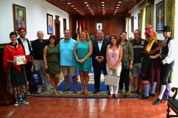 Autoridades municipales con representantes de los grupos folclóricos, este viernes en las Casas Consistoriales (Foto TA)