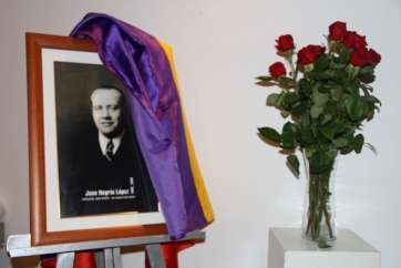 Cuadro donado por la Fundación Juan Negrín a los socialistas de Telde (Foto Jesús Ruiz Mesa)