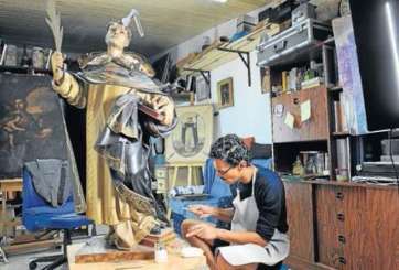 Iván Arencibia y la obra, en su taller de Valleseco (Foto Arcadio Suárez-C7)