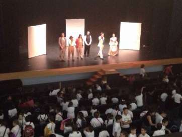 Alumnos este miércoles en el Teatro (Foto TA)