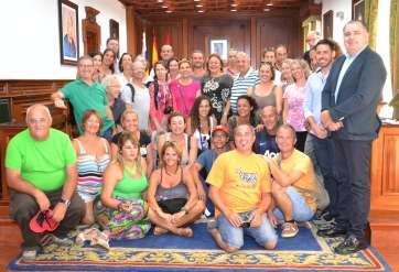 Representantes municipales junto a los artistas (Foto TA)