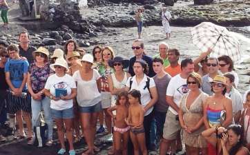 La alcaldesa de Telde posó con artistas y vecinos (Foto TA)