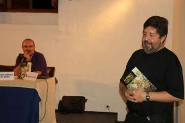 Victoriano Santana, primer plano, y el autor del libro, en el acto celebrado el Círculo Cultural (Foto Jesús Ruiz Mesa)