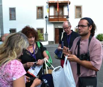 Participantes en el evento Tufiarte con audioguías en la plaza de San Juan (Foto TA)