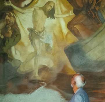 el consejero José Antonio Godoy ante uno de los frescos (Foto TA)