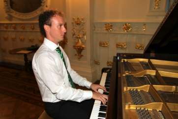 El pianista teldense Iván Brito durante su actuación en el Gabinete Literario (Foto Jesús Ruiz)