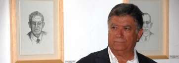 Riol, delante de dos de los retratos expuestos, anoche en la sede del Círculo Cultural (Foto TA)
